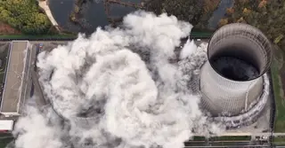 জার্মানিতে ধ্বংস করা হলো পারমাণবিক বিদ্যুৎ কেন্দ্রের দুটি কুলিং টাওয়ার